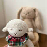 Ovelhinha de peluche 100% feita à mão